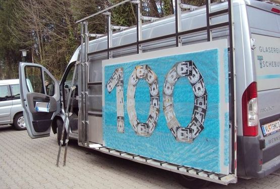 Auto der Glaserei zur 100-Jahr-Feier