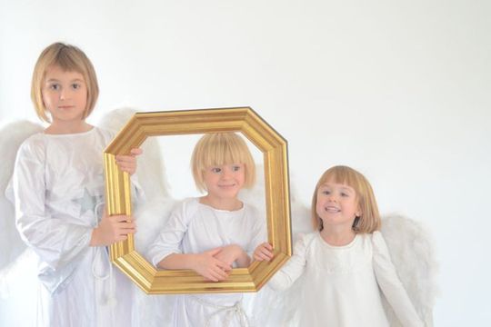 Kinder mit Bilderrahmen